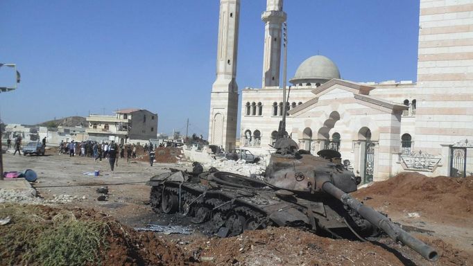 A burnt tank belonging to government forces is seen in Azzaz, Aleppo province July 19, 2012. REUTERS/Shaam News Network/Handout (SYRIA - Tags: POLITICS CIVIL UNREST) FOR EDITORIAL USE ONLY. NOT FOR SALE FOR MARKETING OR ADVERTISING CAMPAIGNS. THIS IMAGE HAS BEEN SUPPLIED BY A THIRD PARTY. IT IS DISTRIBUTED, EXACTLY AS RECEIVED BY REUTERS, AS A SERVICE TO CLIENTS Published: Čec. 19, 2012, 4:25 odp.