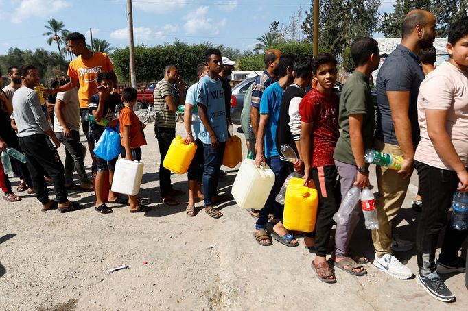 Palestinci stojí frontu na benzin ve městě Chán Júnis v obavách, že pohonné hmoty brzy dojdou.