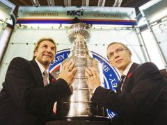 Noví členové Síně slávy Igor Larionov (vpravo) a Glenn Anderson pózují v Torontu se Stanley Cupem. Larionov získal s Detroitem tři mistrovské prsteny.