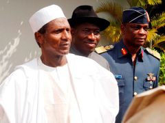 Nigérijský prezident Umaru Yar'Adua (vlevo)