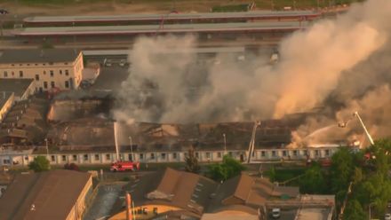 Letecké záběry hořící haly. Policisté natočili likvidaci požáru v pražské Hostivaři