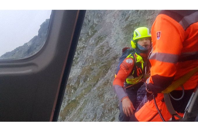 Ilustrační záběr z večerní záchranné akce na Rysech 4. srpna 2024, kdy byl evakuován 14letý slovenský turista vrtulníkem.