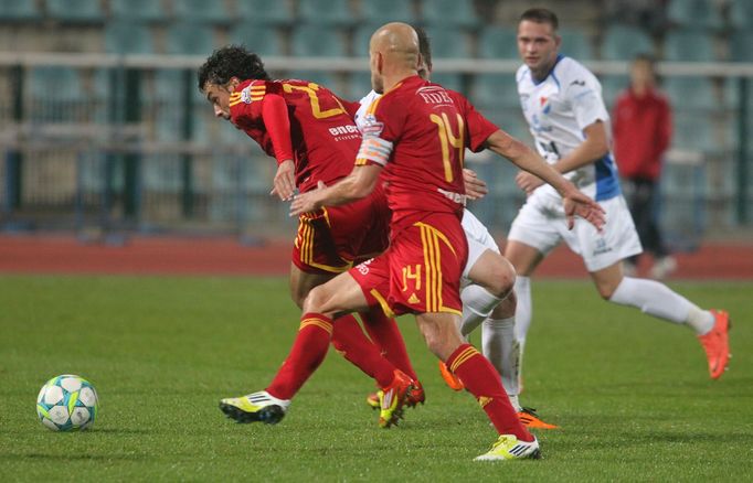 Fotbalisté Dukly Praha Tomislav Božič a Patrik Gedeon v utkání proti Baníku Ostrava ve 14. kole Gambrinus ligy 2012/13.