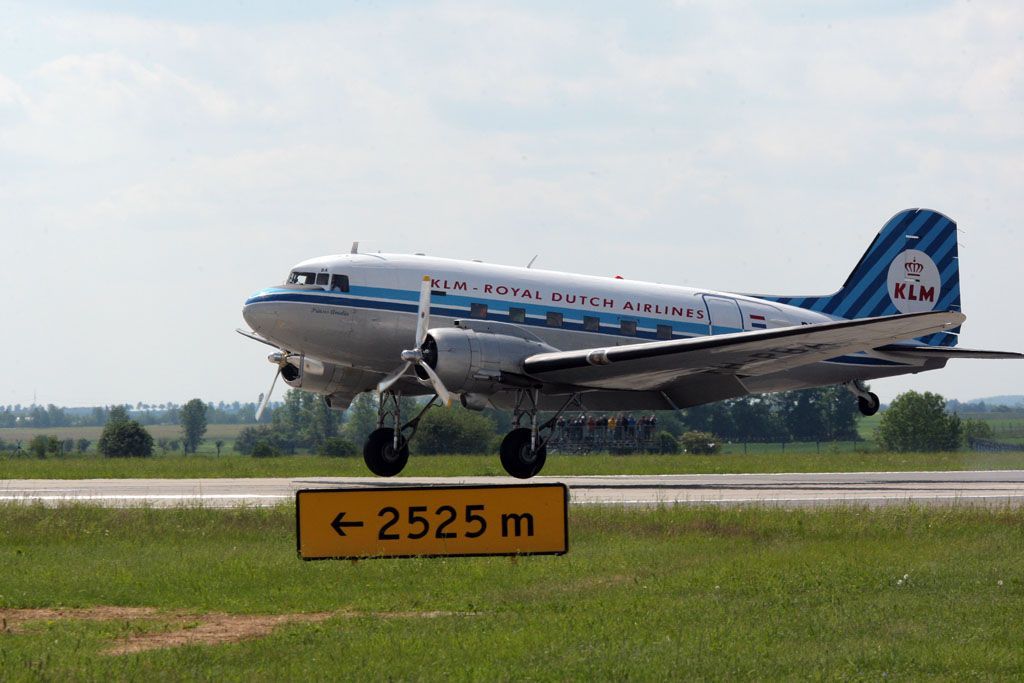 DC-3 na letišti v Ruzyni