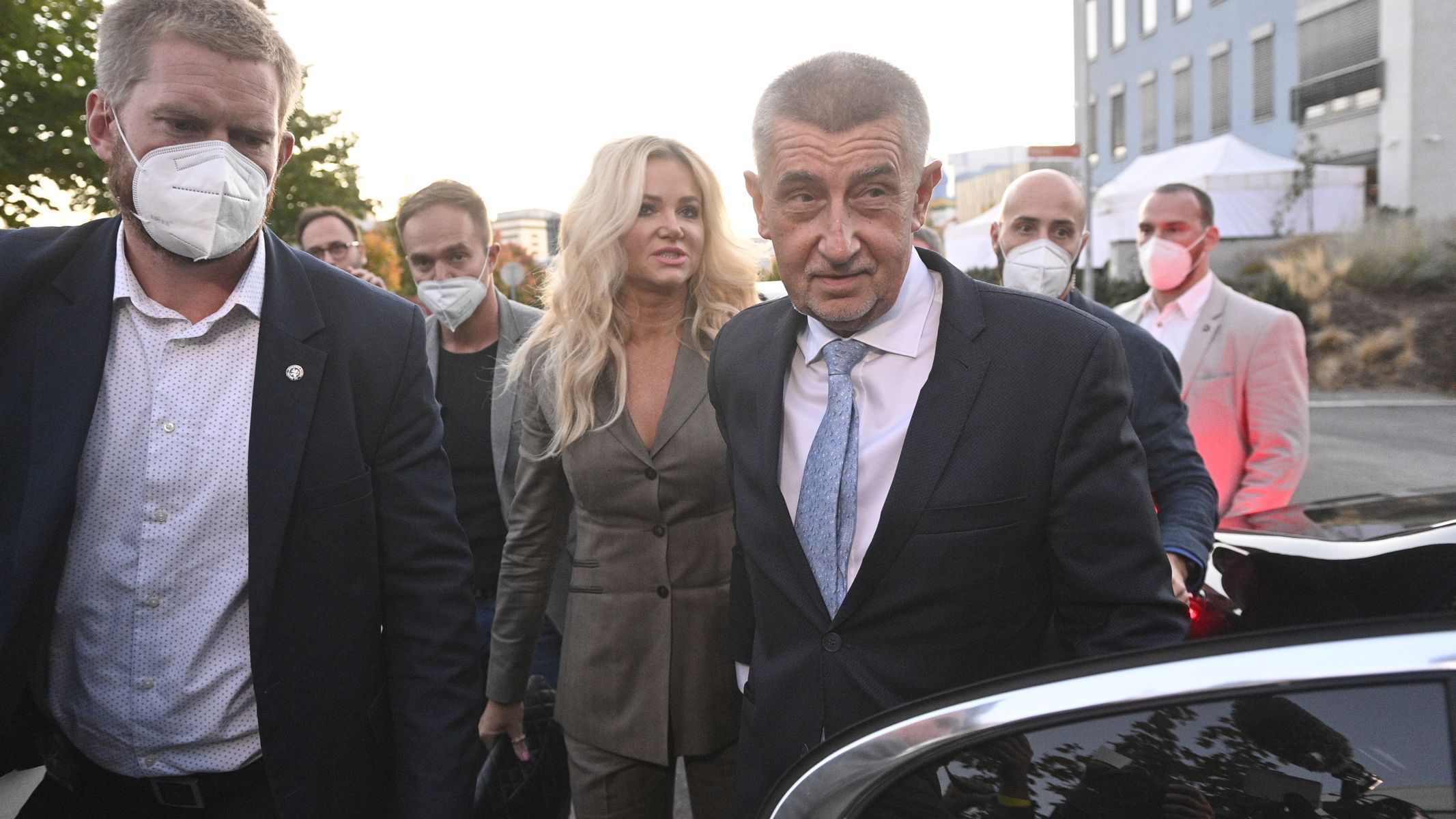 Andrej Babiš přichází do volebního štábu ANO. 9. 10. 2021