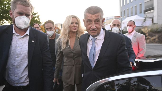 Andrej Babiš přichází do volebního štábu ANO v Centru pohybové medicíny na pražském Chodově, krátce po uzavření volebních místností v sobotu 9. října 2021.