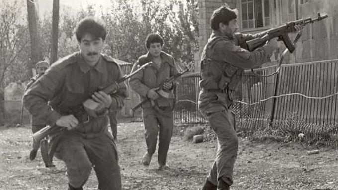 Ázerbájdžánští ozbrojenci v době války o Karabach na začátku devadesátých let.