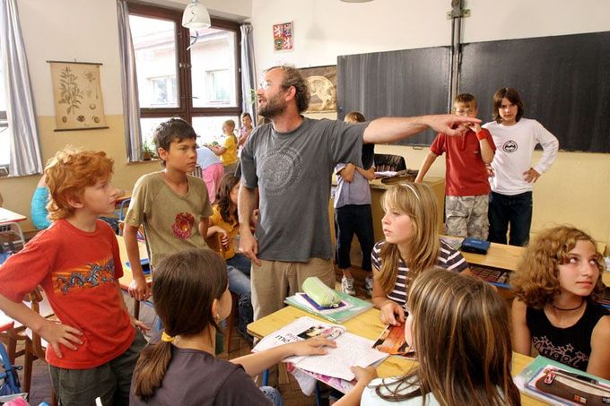Bohdam Sláma režíruje třídu žáků mirotické školy Mikoláše Alše.