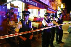 Britská policie obvinila muže, který najel do muslimů, z terorismu. Atentát u mešity má jednu oběť