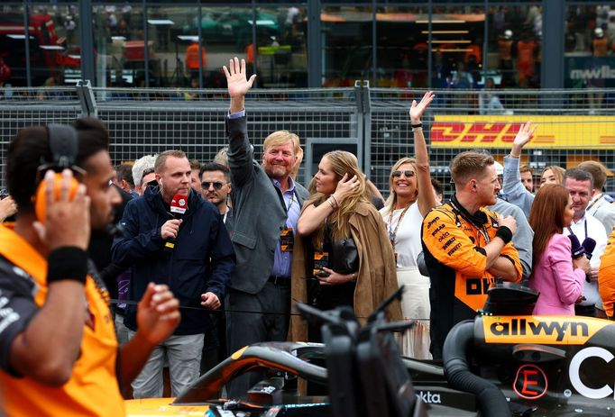 Nizozemský král Willem-Alexander a královna Máxima před startem VC Nizozemska F1 2025