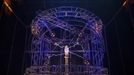 Magician David Blaine channels bolts of electricity from various tesla coils charged with one million volts of electricity during a stunt on Pier 54 in New York, October 5, 2012. Blaine hopes to stand in the same position for 72 hours. REUTERS/Andrew Burton (UNITED STATES - Tags: SOCIETY ENTERTAINMENT TPX IMAGES OF THE DAY) Published: Říj. 6, 2012, 3:40 dop.