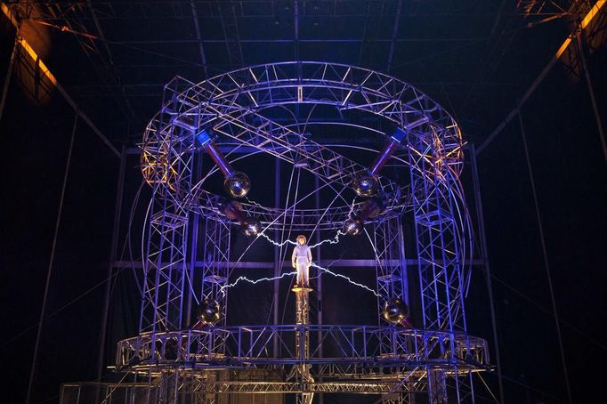 Magician David Blaine channels bolts of electricity from various tesla coils charged with one million volts of electricity during a stunt on Pier 54 in New York, October 5, 2012. Blaine hopes to stand in the same position for 72 hours. REUTERS/Andrew Burton (UNITED STATES - Tags: SOCIETY ENTERTAINMENT TPX IMAGES OF THE DAY) Published: Říj. 6, 2012, 3:40 dop.