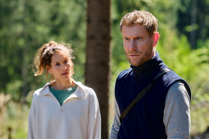 Barbora Seidlová jako Diana a Jaromír Nosek v roli Erika ve filmu Něco za něco.