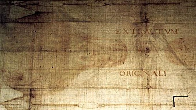 Turínské plátno je podle mnoha věřících pohřební roucho, do něhož bylo zahaleno tělo Ježíše Krista po sejmutí z kříže.
