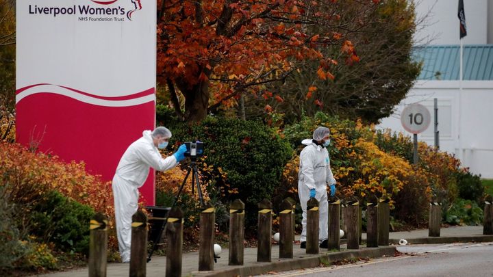 Výbuch u nemocnice v Liverpoolu podle policie souvisí s terorismem. Zatkla tři muže; Zdroj foto: Reuters
