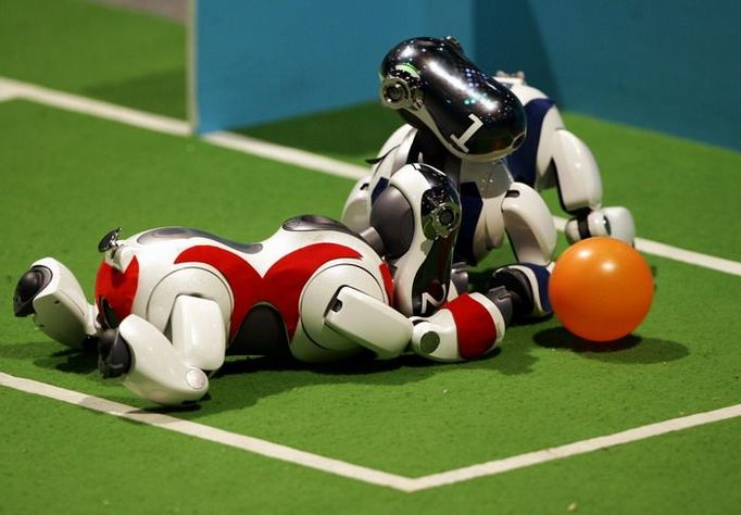 RoboCup 2006. Paralelně s mistrovstvím lidí se v Brémách koná mistrovství v kopané robotů. Účastní se 440 týmů ze 36 zemí světa, největšími favority jsou Němci, Iránci a vědci z asijských zemí.