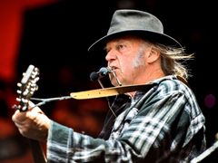 Kanadský rocker Neil Young při vystoupení v roce 2016.