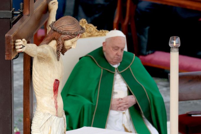 Papežův stav je stabilní, krevní testy ukazují mírné zlepšení, uvedl Vatikán o stavu Františka, který je od pátku v nemocnici.