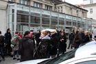 Před budovu vazební věznice Pankrác ho přišli podpořit jeho přátelé a příznivci.