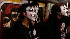 Demonstranti s maskami v hongkongském metru.