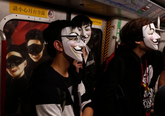 Demonstranti s maskami v hongkongském metru.