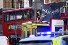V Londýně havaroval proslulý červený patrový autobus, deset lidí se zranilo