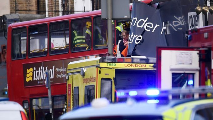 V Londýně havaroval patrový autobus, deset lidí se zranilo