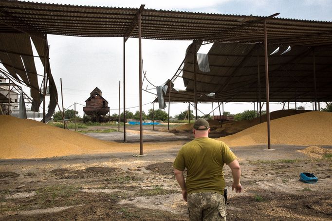 Zničené a rozkradené silo po útoku ruských vojáků ve vsi Lockyne na jihu Ukrajiny.