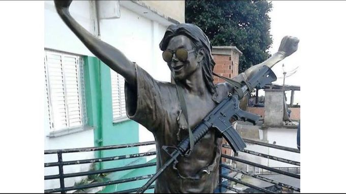 Socha Michaela Jacksona se zbraní, kterou na ni umístili drogoví dealeři.