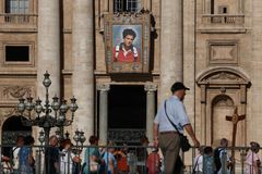 Papež v neděli svatořečí dva Italy, jeden se stane prvním svatým z generace Y