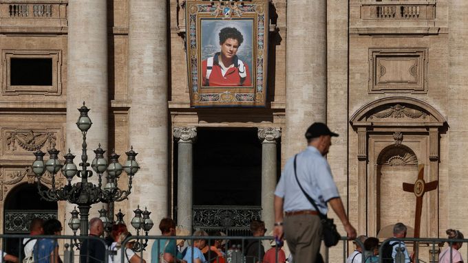 Fasáda baziliky sv. Petra ve Vatikánu, která zobrazuje Carla Acutise, britsky narozeného italského chlapce, který se stane prvním mileniálem, který bude prohlášen katolickým svatým.