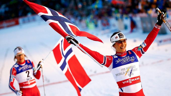 Marit Björgenová slaví triumf ve finále sprintu na MS ve Falunu.
