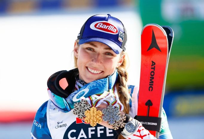 Mikaela Shiffrinová s medailemi, které získala v Cortině d'Ampezzo.