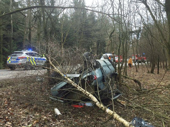 Následky autonehody, která se stala v úseku mezi Kladnem a Libušínem dne 10. 3. 2017.