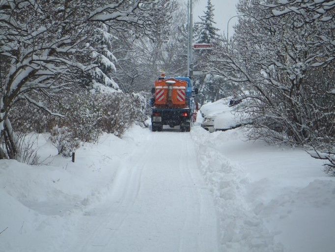 Ulice hlavního města se proměnily k nepoznání. Jinak rušné chodníky pražských sídlišť připomínaly spíš cesty vysoko v horách. Na snímku Jabloňová ulice na pražském Zahradním Městě.