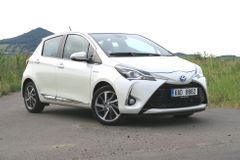 Nejlevnější hybrid v Česku je Toyota Yaris. Slibuje 3,3 litru na 100 km, jaká je realita?