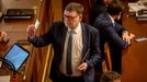 Ministr financí Zbyněk Stanjura (ODS) na mimořádné schůzi Sněmovny ke kauze bitcoinů darovaných ministerstvu spravedlnosti odmítl, že by měl kvůli kauze rezignovat.