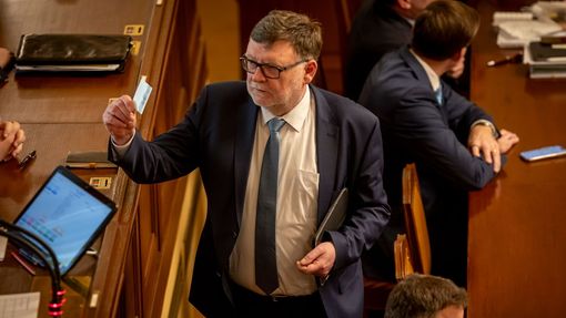 Ministr financí Zbyněk Stanjura (ODS) na mimořádné schůzi Sněmovny ke kauze bitcoinů darovaných ministerstvu spravedlnosti odmítl, že by měl kvůli kauze rezignovat.