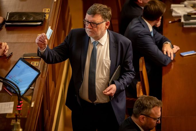 Ministr financí Zbyněk Stanjura (ODS) na mimořádné schůzi Sněmovny ke kauze bitcoinů darovaných ministerstvu spravedlnosti odmítl, že by měl kvůli kauze rezignovat.