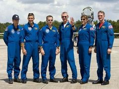 Posádka vesmírné mise STS-115 raketoplánu Atlantis (zleva): specialista Steven MacLean z Kanadské vesmírné agentury, Daniel Burbank, pilot Christopher Ferguson, velitel Brent Jett, specialistka Heidemarie Stefanyshyn-Piper a Joseph Tanner