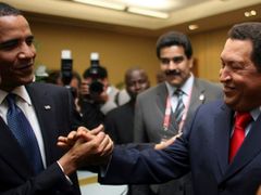 Barack Obama a Hugo Chávez poprvé spolu