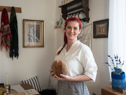 Nenašla zkrácený úvazek, tak začala péct chléb. Dnes za ní jezdí z celého Česka