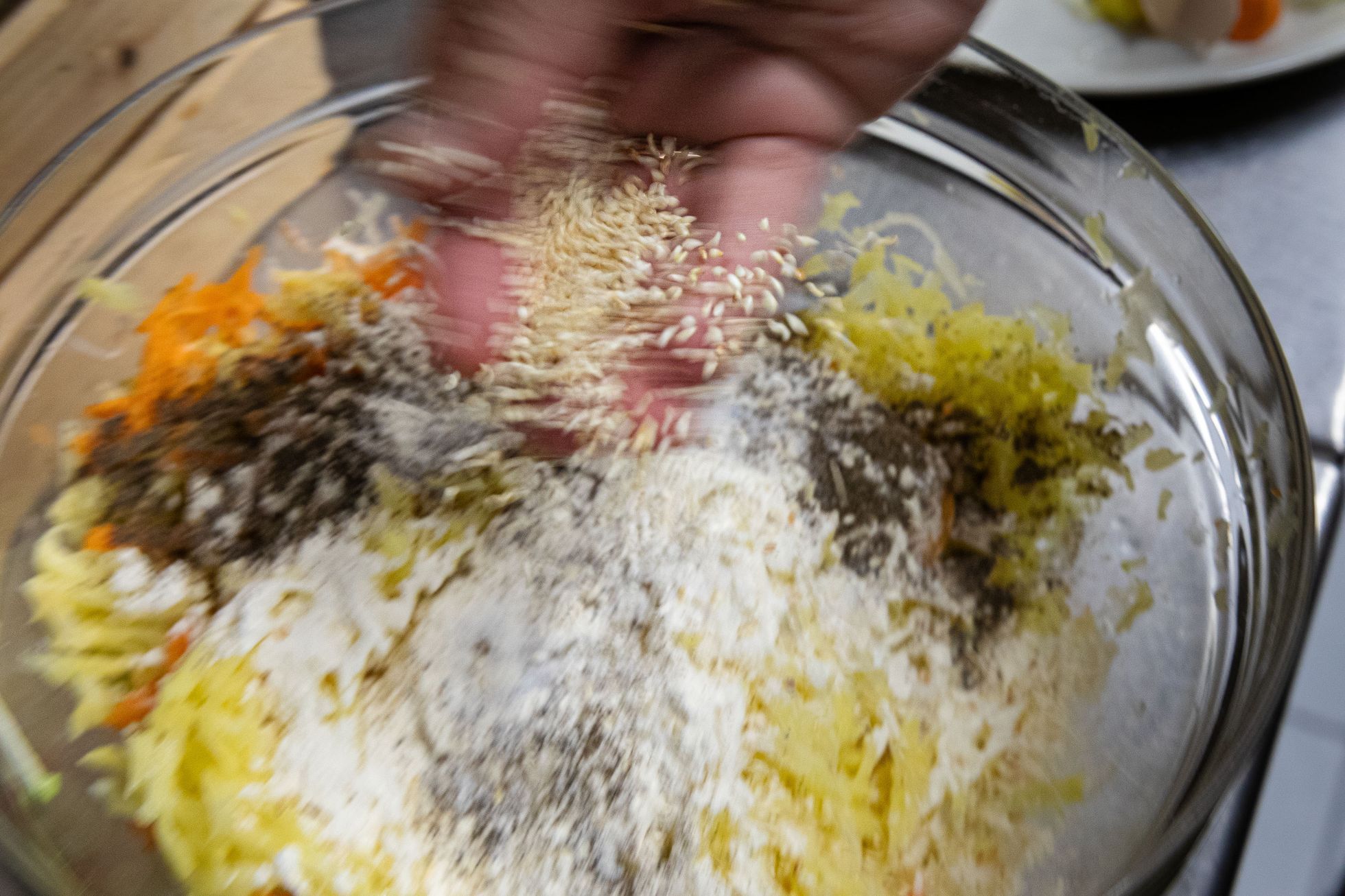 Restaurace Jerusalem v Praze a její majitel Avi Ben Perez připravující tradiční pokrm latkes (bramborák) na židovský svátek Chanuka