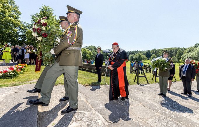 Život bývalého kardinála a pražského arcibiskupa pražského Dominika Duky na archivních snímcích.