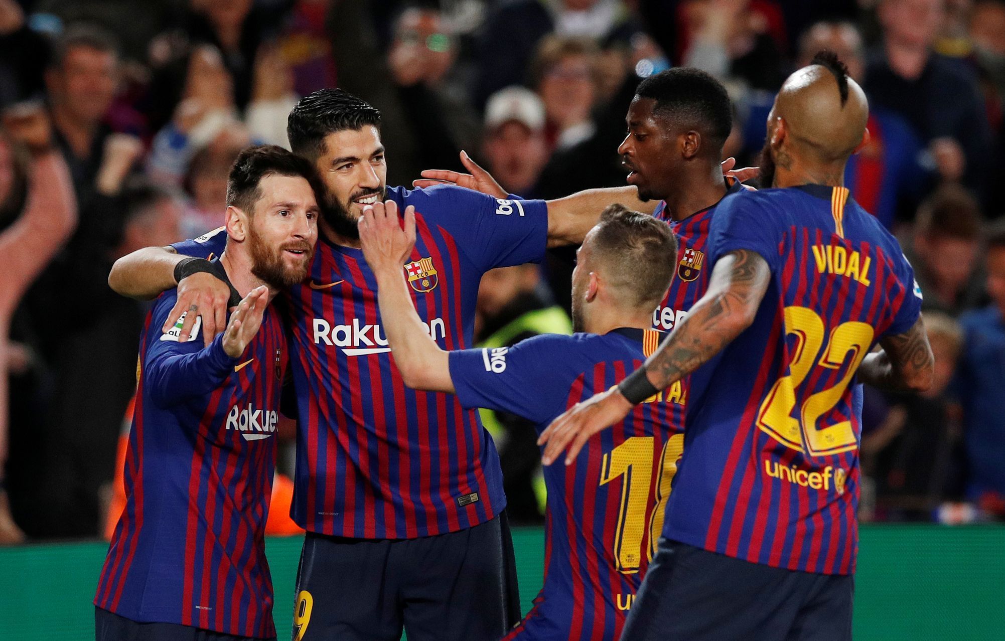 35. kolo španělské fotbalové ligy 2018/19, Barcelona - Levante: Fotbalisté Barcelony oslavují gól na 1:0.