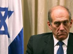 Podle předvolebních průzkumů si stále nejlépe vede středová straná Vpřed v čele v úřadujícím premiérem Ehudem Olmertem.
