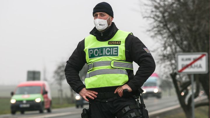Nohu z plynu. Policie dnes na stovkách míst po celém Česku měří rychlost aut; Zdroj foto: Jakub Plíhal