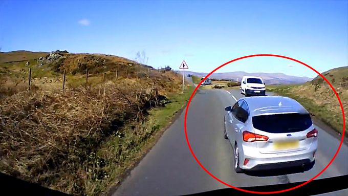 Britští policisté chtějí videem upozornit na bezohledné chování řidičů, které často vede k tragickým následkům.