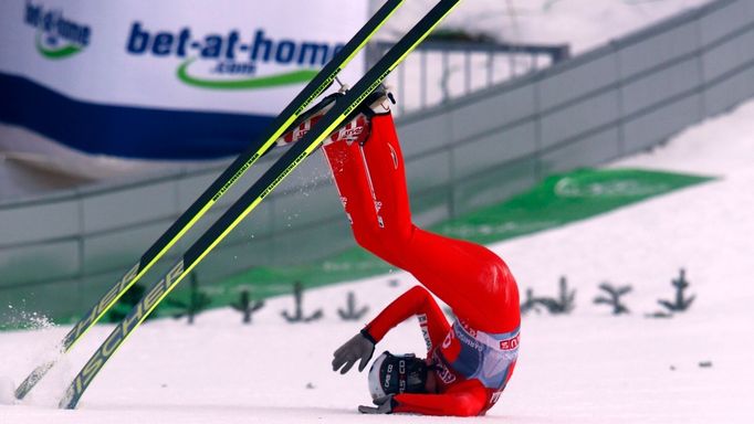 Pro Lukáše Hlavu skončil závod na můstku v Garmisch-Partenkirchenu pádem.