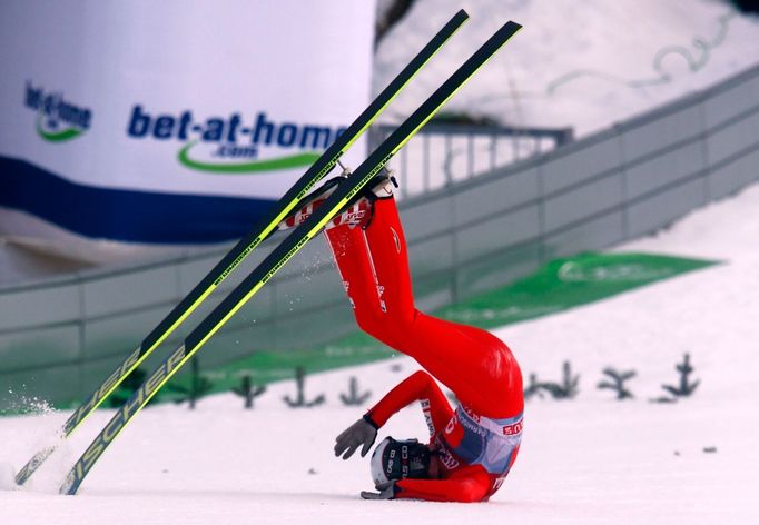 Pro Lukáše Hlavu skončil závod na můstku v Garmisch-Partenkirchenu pádem.